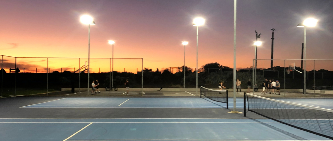 tennis al tramonto, campo playit azzurro esterno